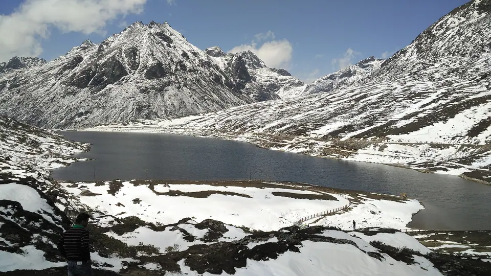 Snowy peaks and a half-frozen Sela Lake at 4,170 m under a clearing sky